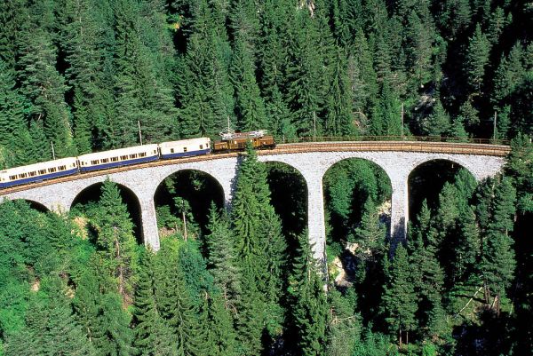 Alpine Classic Pullman Express in der Rheinschlucht