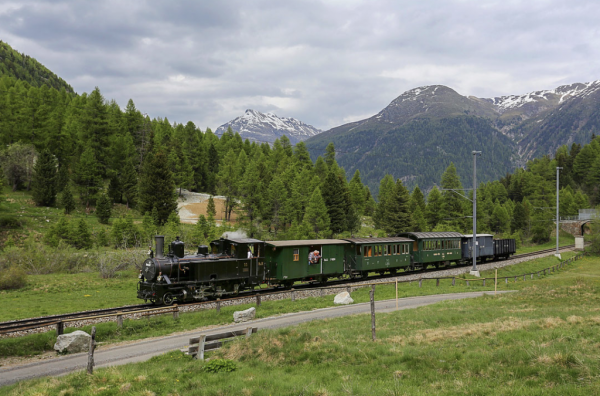 Dampfzug unterwegs auf der Albulalinie