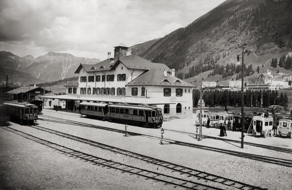 Bahnhof Pontresina: Bernina Triebwagenzug steht zur Abfahrt bereit
