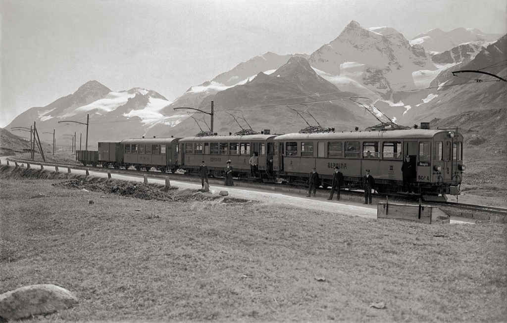 Fotohalt mit Gästen und Zugpersonal bei Bernina Suot