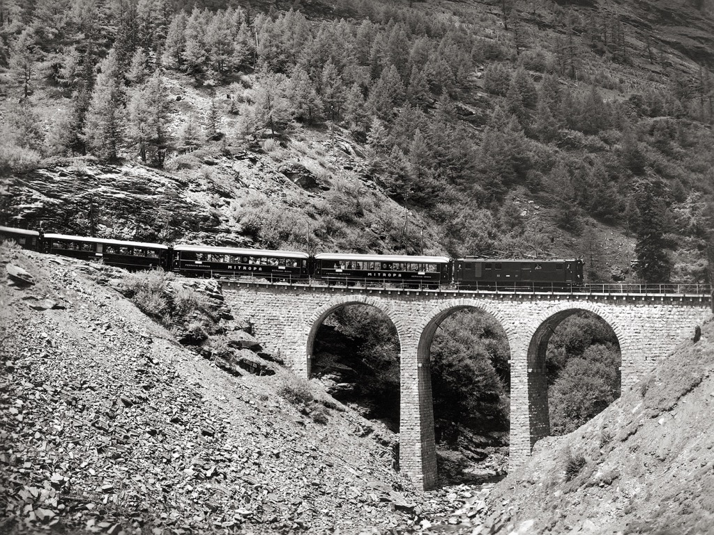 Berninazug mit den zwei Mitropa-Speisewagen auf dem Viadukt Val Pila