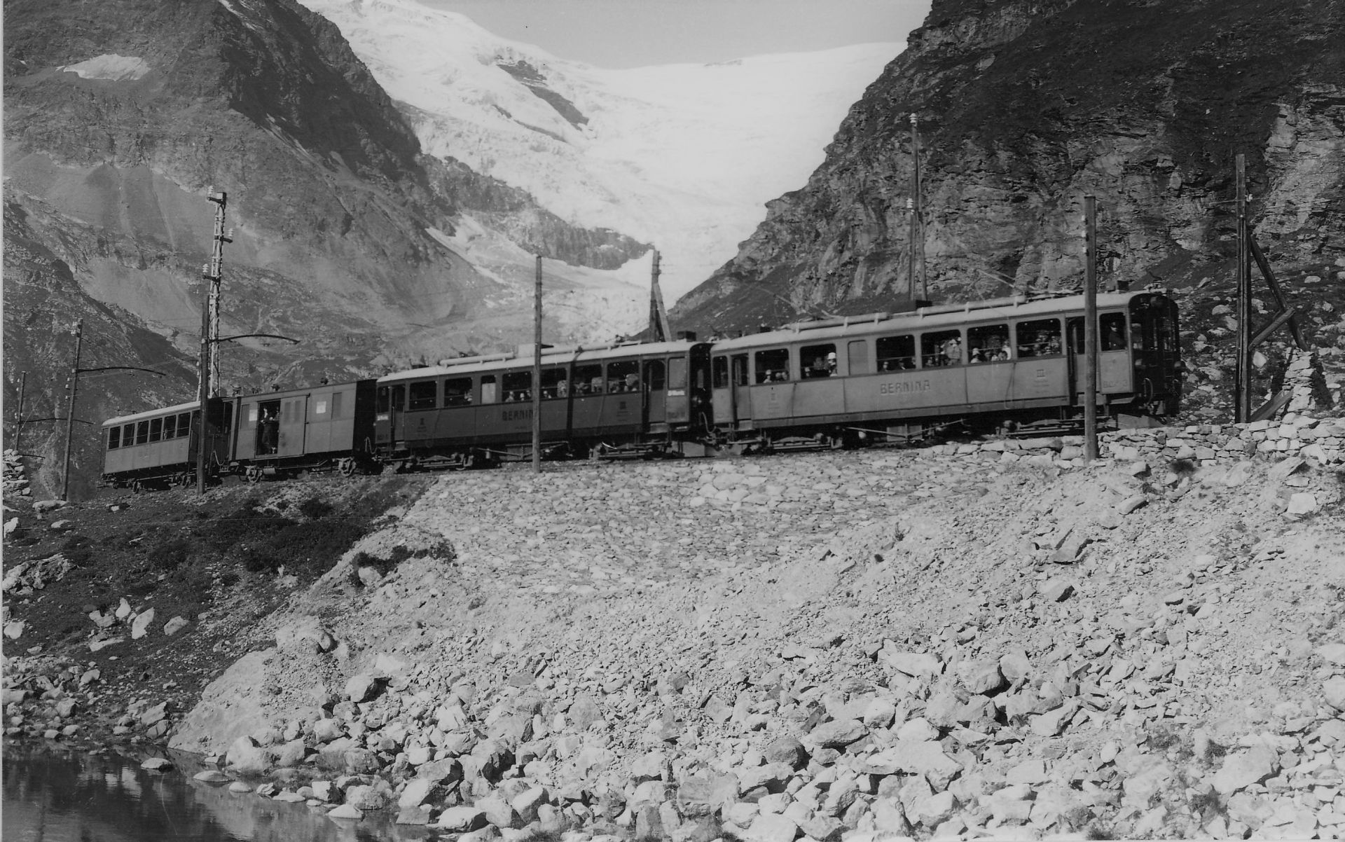 Personenzug der Berninabahn mit zwei Motorwagen bei Alp Grüm