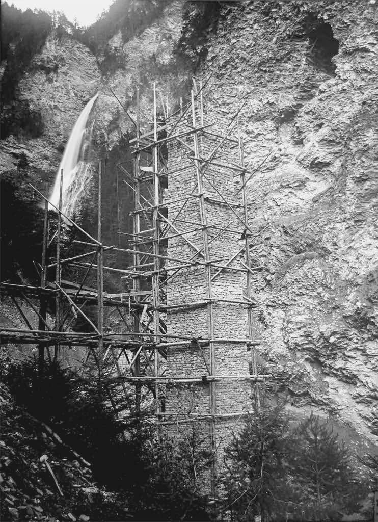 Castielerviadukt beim Bau; der Tunnel ist bereits durchschlagen