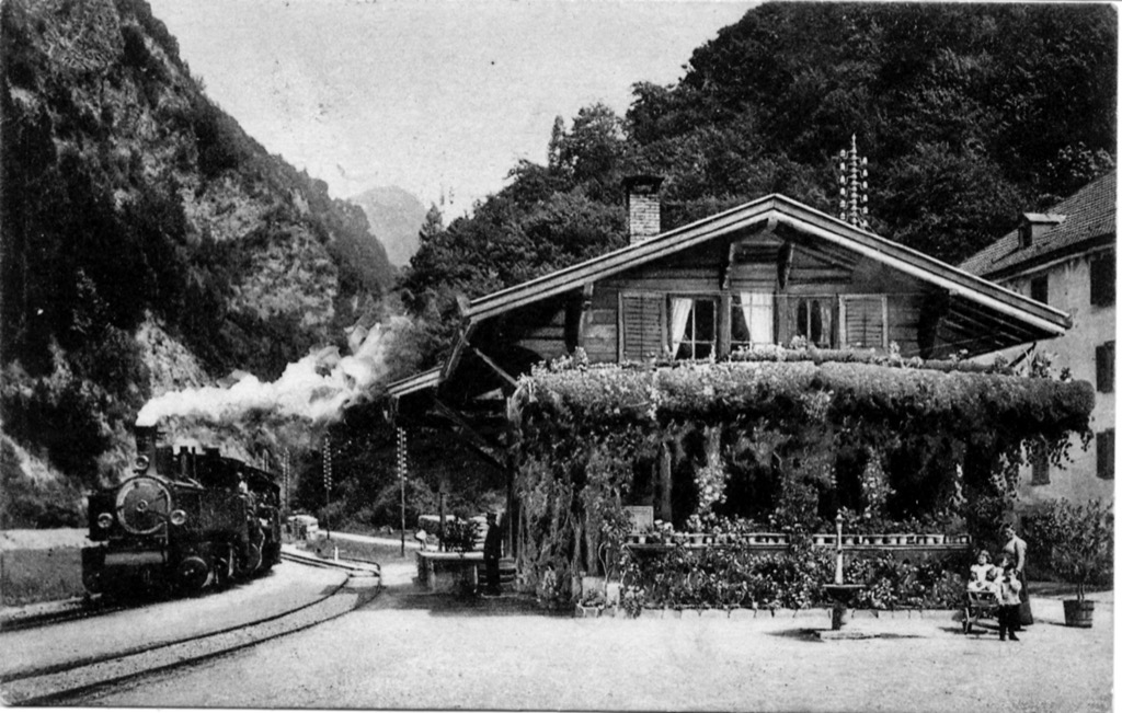 Idyllisches Bild mit einfahrendem Dampfzug in der Station Fideris