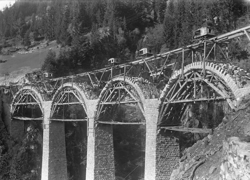Russein Viadukt im Bau