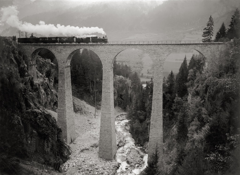 Dampfzug auf der Fahrt über den Russein Viadukt nach Disentis