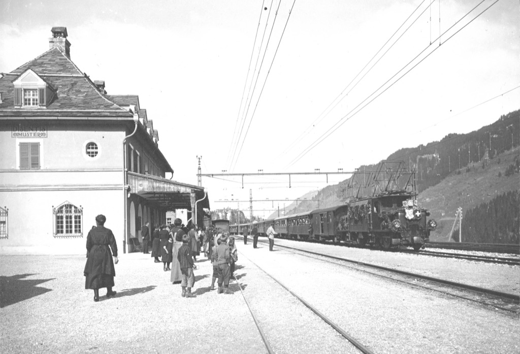 Erster elektrischer Zug trifft in Disentis ein (Mai 1922)