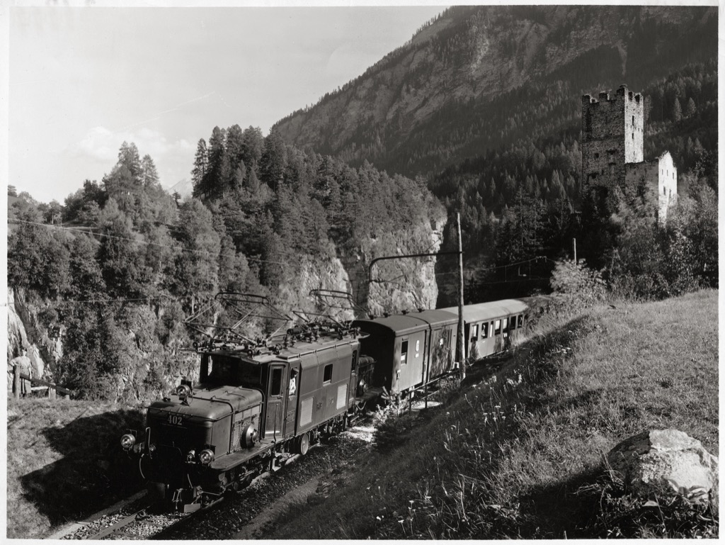Nach der Passage der Schinschlucht gelangt der Zug ins Domleschg; im Hintergrund die Ruine Campi
