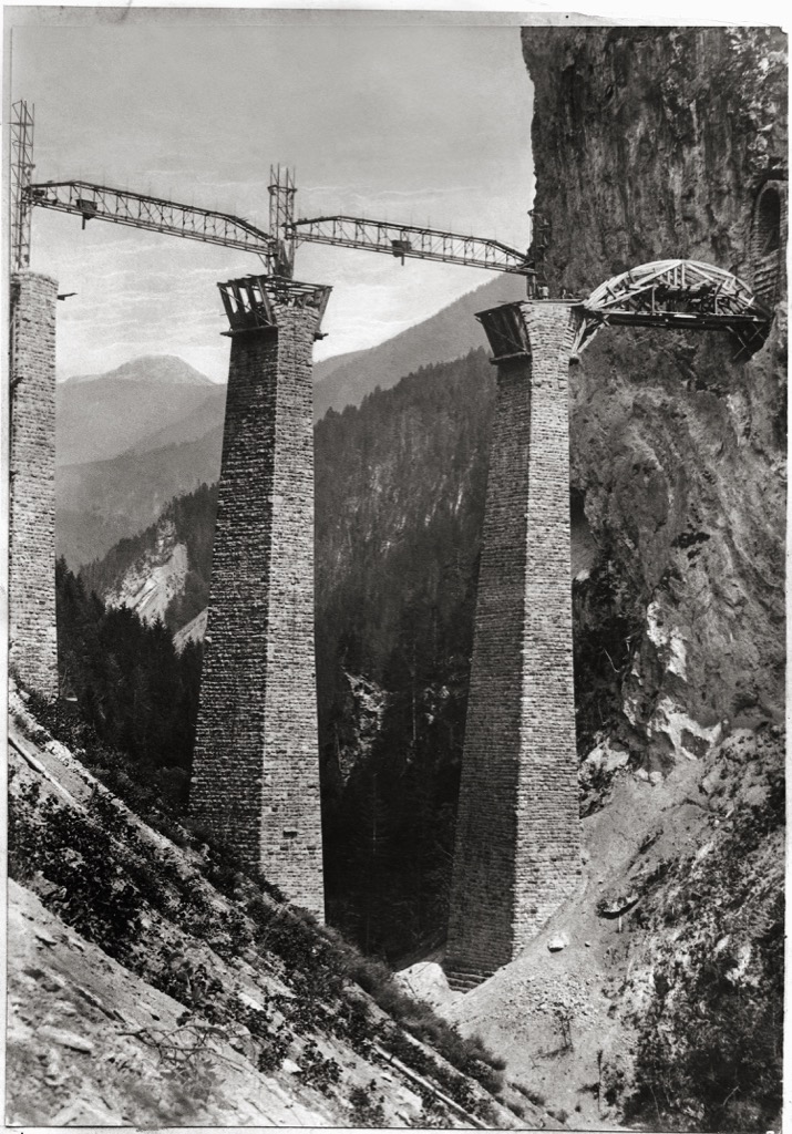 Die Kranmasten wurden in den Brückenpfeilern des Landwasserviaduktes eingebaut