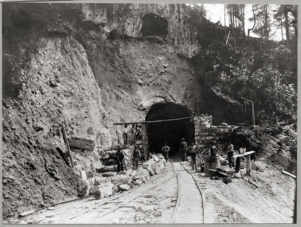 Tunnelportal des Greifensteintunnels oberhalb Filisur