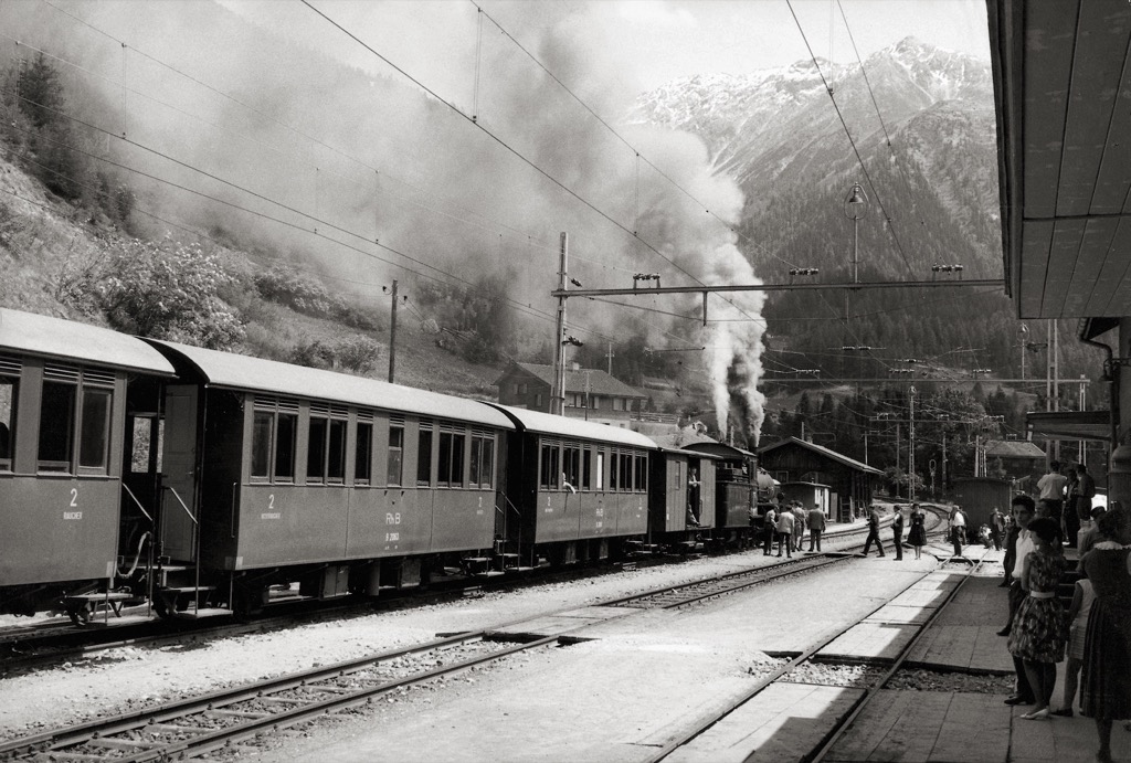 Dampfzug steht in Bergün bereit zur Abfahrt Richtung Preda