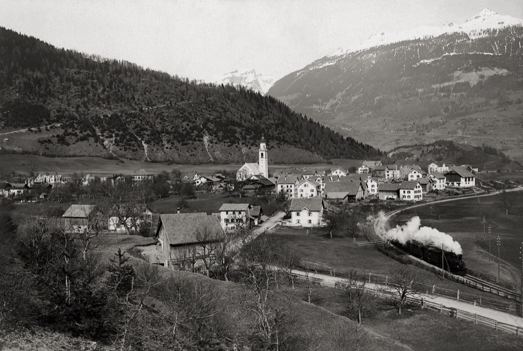 Dampfzug verlässt Rhäzüns Richtung Rothenbrunnen