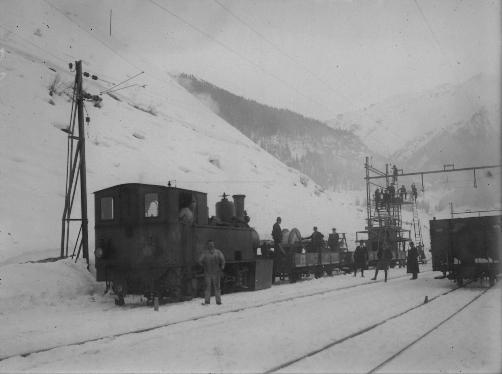 Elektrifizierungsarbeiten am Albula mit Dampflokomotive und Dienstwagen