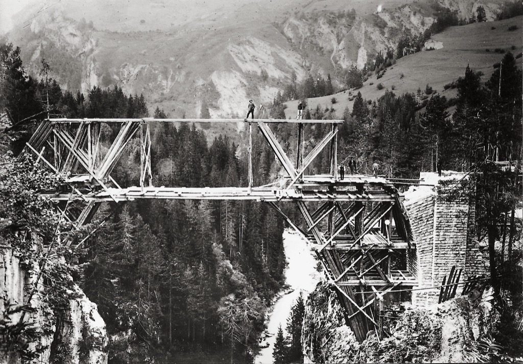 Lehrgerüst des Soliserviaduktes; der damals höchsten Brücke der RhB